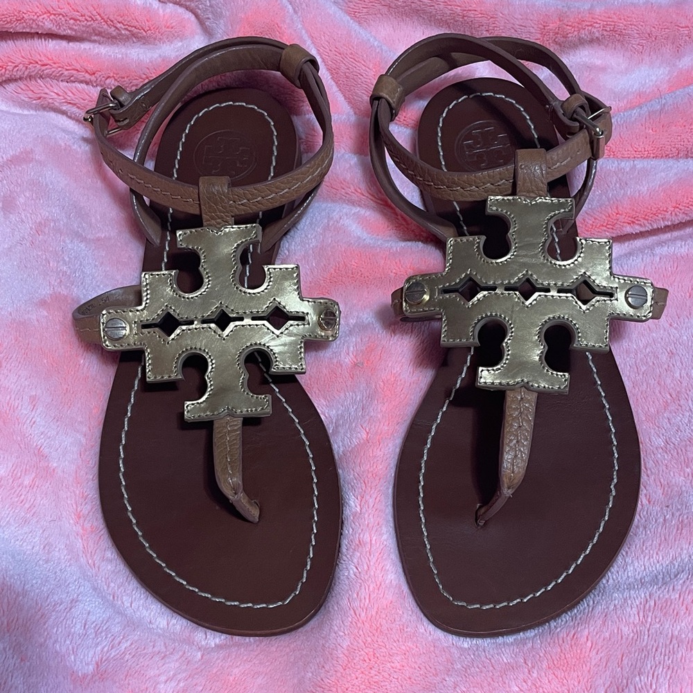Tory Burch Phoebe Leather Sandals with Authentic, Gold Accent Logo.
Very Nice.